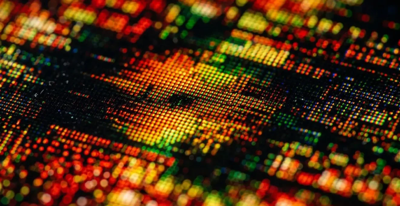 Vue macro de plusieurs écrans d'ordinateur affichant des configurations d'alertes et des graphiques de tendances