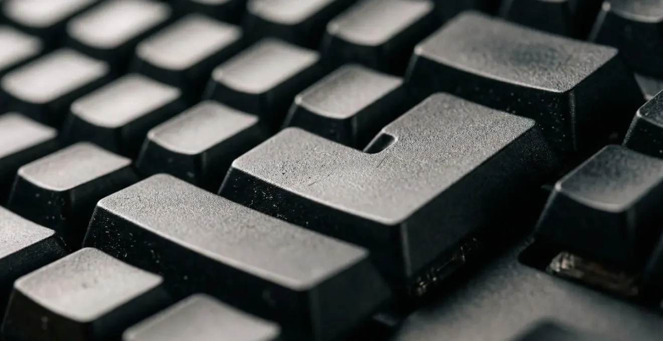 Vue macro d'un clavier d'ordinateur avec focus sur la touche entrée