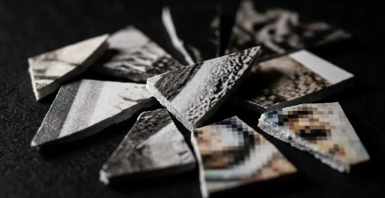 Vue macro d'une photographie fragmentée en multiples résolutions sur différentes surfaces